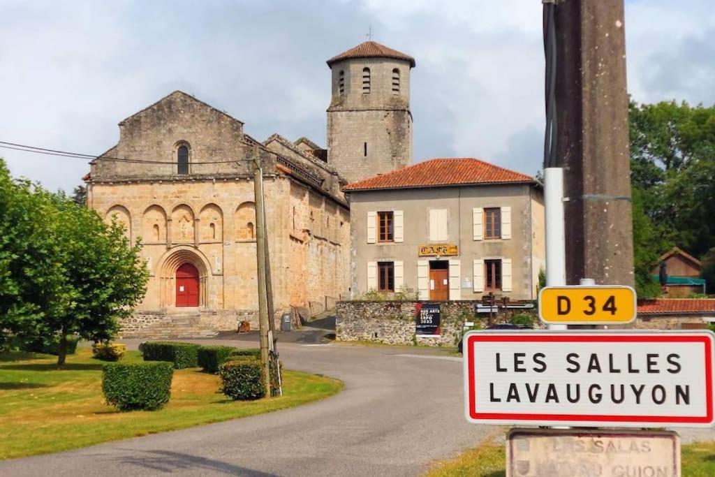 Cottage By The Chateau With Pool In National Parc Les Salles-Lavauguyon Exterior photo